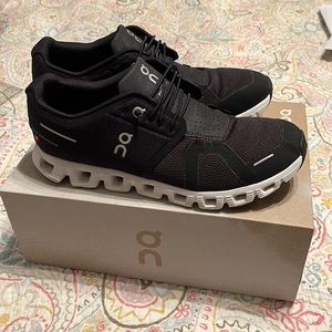 On Cloud 5 new gen. Womens, Black, Worn 1x, Sz 9